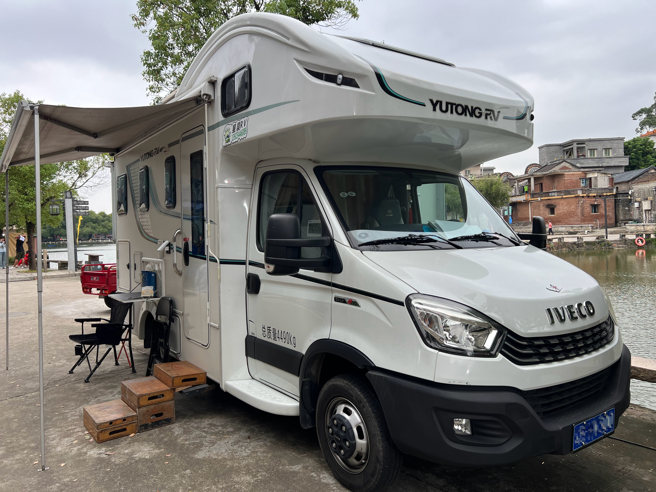 剧组提供露营车让洪金宝休息。（图／微博 敖嘉年）