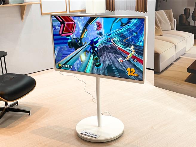 Panasonic LIFE DESIGN系列显示器TH-43LF2NW标榜随心所欲自由移动。（朱世凯摄）