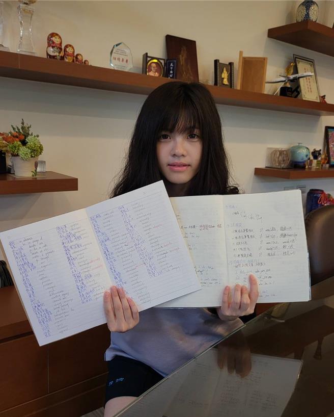 二信高中应用英语科张庭瑜在近期多益英语检定测验中拿到975分的高分，她并分享透过纪录文法弱点和艰涩单字的2本笔记作为提升英语能力的「秘笈」。（二信高中提供／徐佑升基隆传真）
