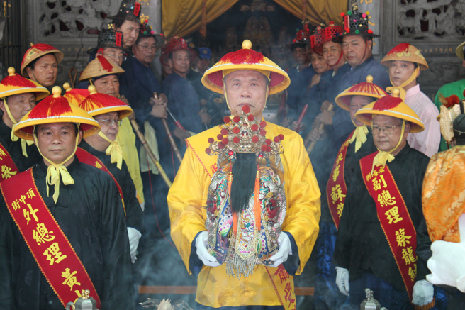 蕭受發為104年東港平安祭典大總理。（蕭受發提供）