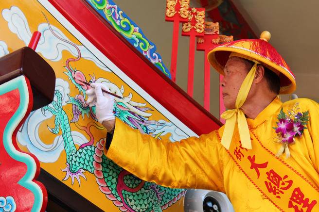 蕭受發為王船開光點眼儀式。（蕭受發提供）