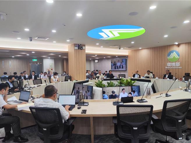 高雄市政府择定白埔农场设置「白埔产业园区设置计画」25日闯关环评专案小组。（林良齐摄）