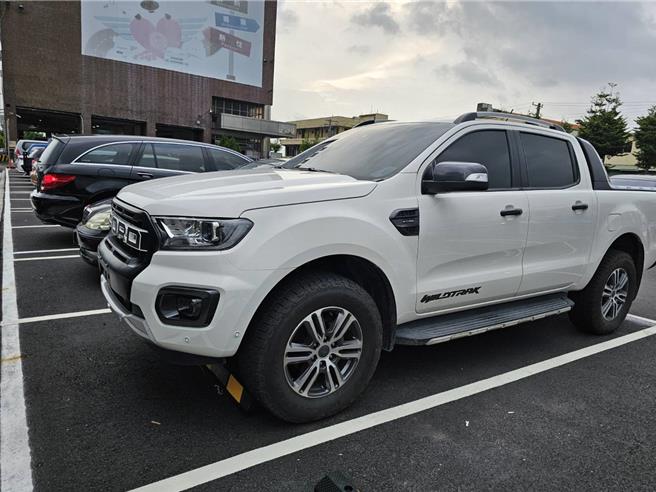 彰化監理站平面停車場日前停放兩輛同款式、同車色的皮卡，離譜的是，竟連車牌號碼也一模一樣，站方查出其中1輛懸掛偽造號牌。（彰化監理站提供／孫英哲彰化傳真）