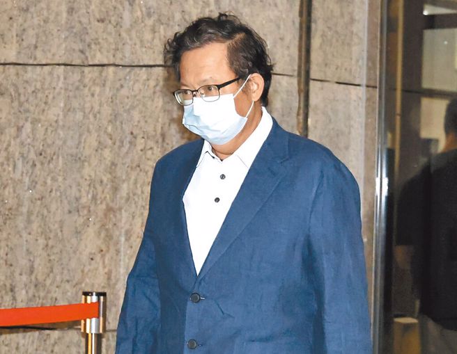 中坜后兴路一间幼儿园对街要盖加油站，引发师生抗议，桃市府指该加油站是郑文灿任内提出申请通过。图为郑文灿8月28日获2800万元交保。（资料照片/黄世麒摄）