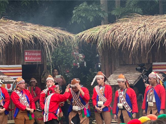 那玛夏耆老余瑞明指出，卡那卡那富族人头饰上的羽毛，是呈现下垂或平行样貌，跟AI生成图中3位原住民头饰上的羽毛全部往上衝，2者差很大。（余瑞明提供／纪爰高雄传真）