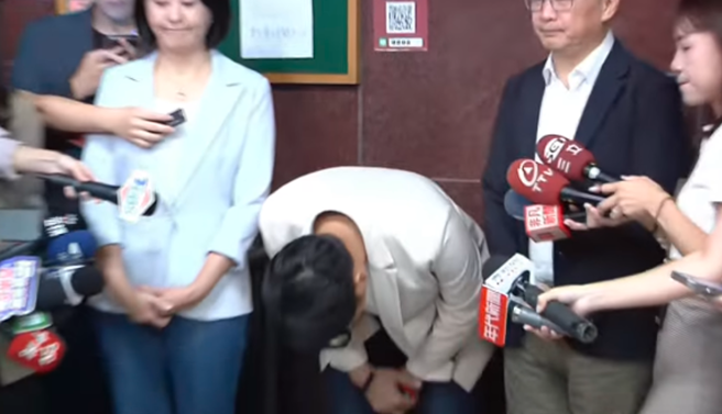 國民黨立委羅廷瑋（中）因在投票時棄權引發爭議，事後他分別在臉書發文和立法院受訪時道歉。（圖 / 擷取自中時直播）