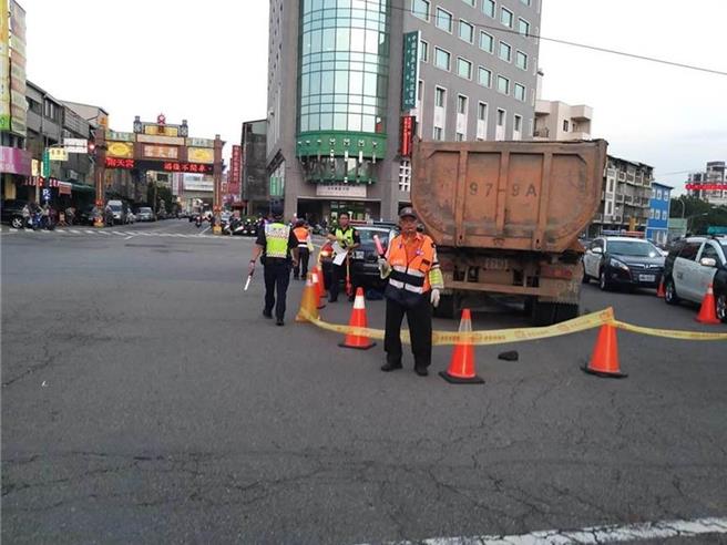 发生于2019年间，王姓阿嬷骑机车载13岁孙女放学，行经东区进化、自由与建成路多叉路口时，与1辆砂石车擦撞，祖孙2人当场卷入车轮底、双双惨死。（本报资料照）