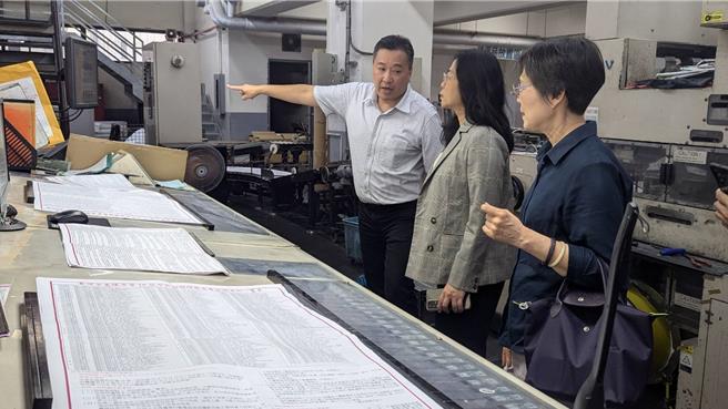 中选会主任秘书谢美玲（中）视察基隆市长谢国梁罢免案罢免公告印制的情况，确保10月10日前可将公告内容分送各户。（基隆市选委会提供／张志康基隆传真）
