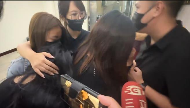 新北市一名男婴遭生父黄男弃尸基隆山区，今日基隆地检署相验骨骸，黄童的杨姓生母已与黄男离异，由母亲、妹妹陪同相验，全程不发一语。（翻摄画面／徐佑升基隆传真）