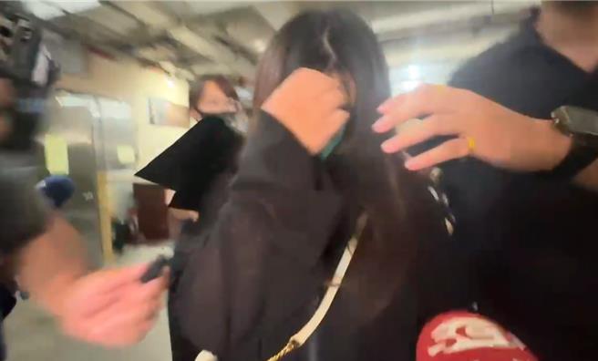 新北市一名男婴遭生父黄男弃尸基隆山区，今日基隆地检署相验骨骸，黄童的杨姓生母已与黄男离异，由母亲、妹妹陪同相验，全程不发一语。（翻摄画面／徐佑升基隆传真）