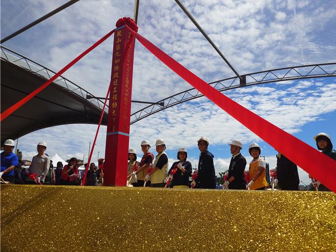 高雄市府改建九如桥，25日动土建新桥，高雄市长陈其迈出席典礼说，新桥能缝合城市交通、景观，有助内惟地区发展。（任义宇摄）