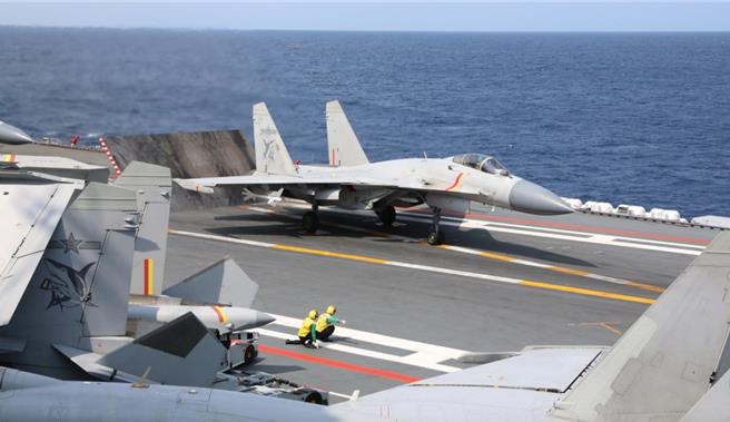 近期國安人士指出，共軍恐已開始進行「全軍戰略演習」試探各國紅線。圖為中共海軍演訓，殲-15從航母山東艦甲板上起飛。（新華社）