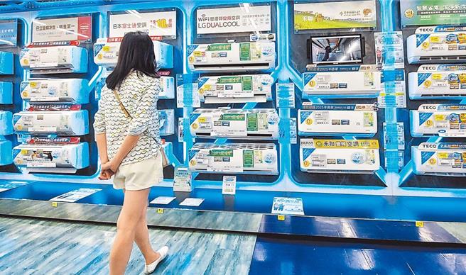 台北市環保局25日宣布團體設置創能、儲能及節能設備，補助項目新增1級能效窗型或分離式冷氣、1級能效冰箱。示意圖。（本報資料照片）