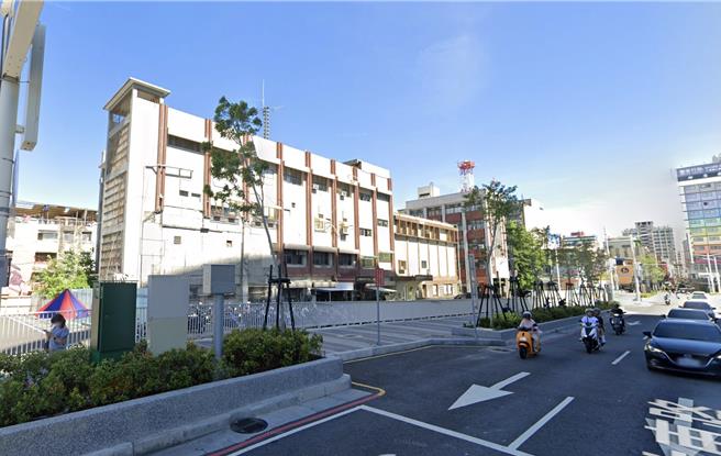 高雄车站旁专四、专五现为铁路警察局高雄分局、台铁行控中心使用，因建物老旧且难以满足现有车站需求，透过都更有望改变。（翻摄自Google地图／任义宇高雄传真）