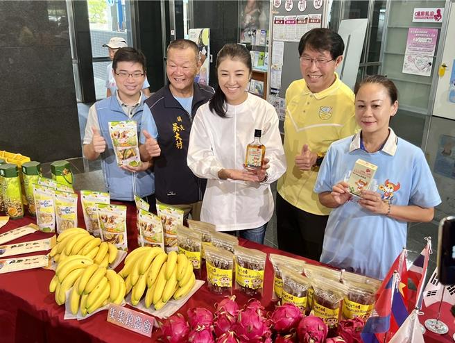 南投縣長許淑華、集集鎮長吳大村等人出席「2025集集半程國際馬拉松賽」記者會，宣布即日起受理報名。（楊靜茹攝）