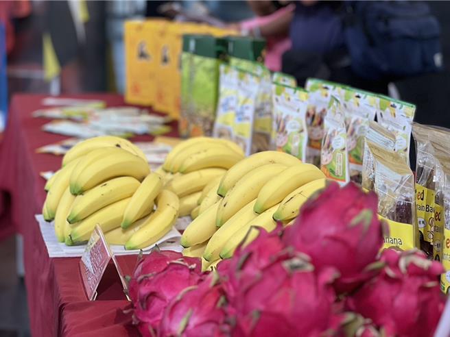 集集鎮公所提供香蕉、火龍果等特產及美食，讓參加集集半馬選手補給營養。（楊靜茹攝）
