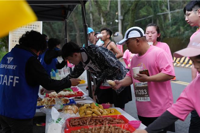 集集鎮商家提供香蕉、火龍果及地方美食供跑者補給營養。（集集鎮公所提供／楊靜茹南投傳真）