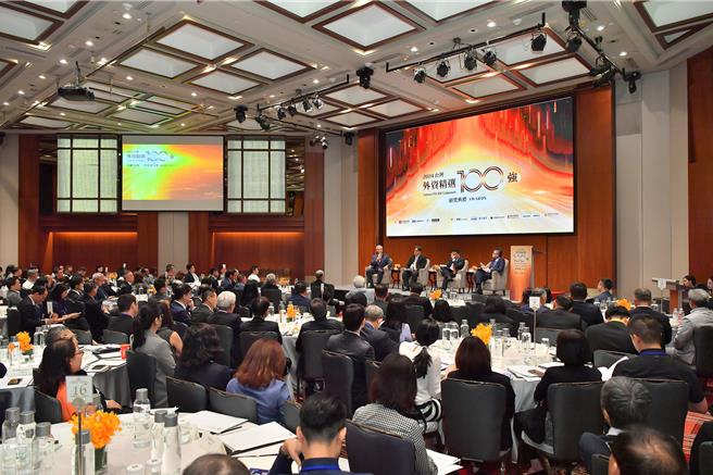 台灣董事學會25日舉行外資百強頒獎典禮，此次入榜行業中以科技業最多，台積電、日月光、華碩等公司入榜。（圖／董事學會提供）