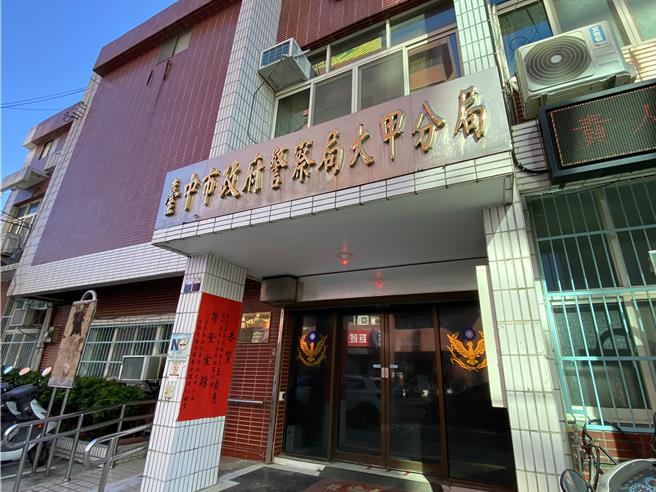 大甲警方25日指出，谢嫌疑似另有同伙，2人有时一同出现犯案地点，趁无人时，窃取店内现金，犯案手法俐落，且犯案车辆悬挂假车牌。（张妍溱摄）