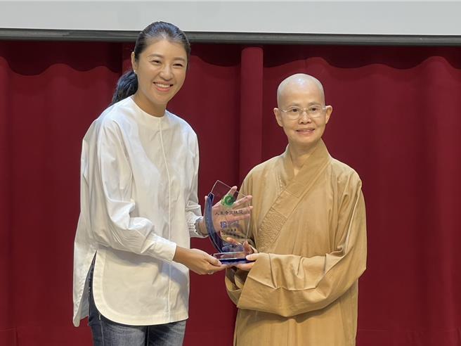 南投县长许淑华颁发低碳认证标章给鱼池乡人乘寺文殊院等16家宗教场所，县内累计122家响应减香、减少烧金纸等环保政策。（杨静茹摄）