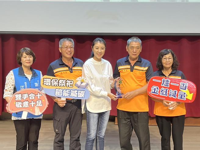 竹山镇护天宫响应减香、减少烧金纸等环保政策，25日获南投县长许淑华颁发低碳认证标章。（杨静茹摄）