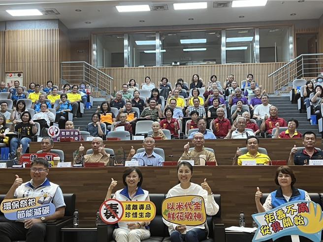 南投县共122家寺庙获低碳认证标章，县长许淑华感谢各宗教场所致力环保，盼他们也支持县府盖焚化炉。（杨静茹摄）