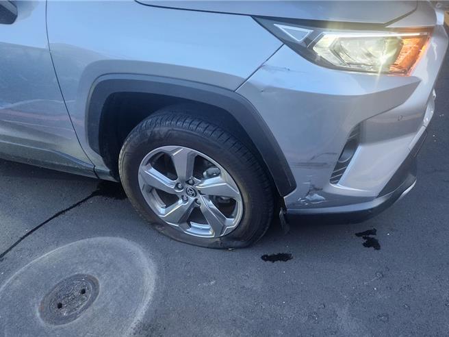 林男供称是车辆发生爆胎导致失控才肇事。（警方提供）