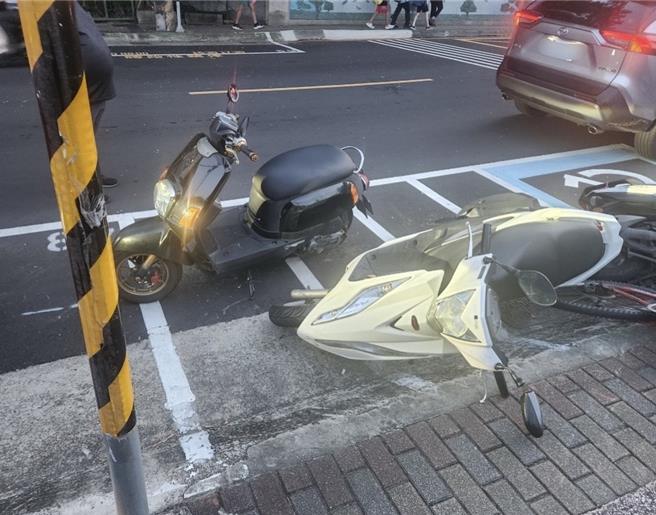 停在停车格内的机车遭到波及。（警方提供）