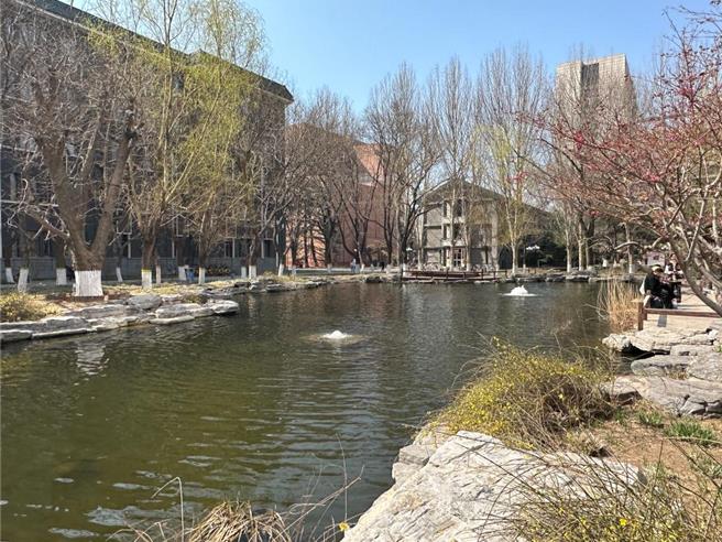 北京汙水處理率提升至97.3％。圖為北京中國傳媒大學校園內明德湖，水源已切換為再生水。（新華社） 