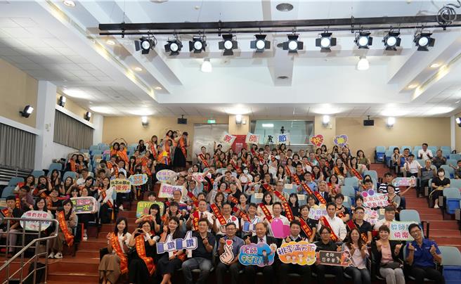 澎湖縣政府為表彰教師傑出貢獻與努力，25日上午在馬公國小內的特殊教育資源中心舉行「澎湖縣慶祝113年教師節表揚大會－春風化雨 菊島揚芬」。（澎湖縣政府提供／許逸民澎湖傳真）