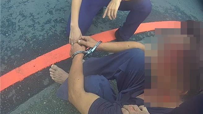 男掛報廢車牌逆向、闖紅燈還撞警，桃警網包夾辣椒水伺候逮捕送辦。(翻攝照片／蔡依珍桃園傳真)