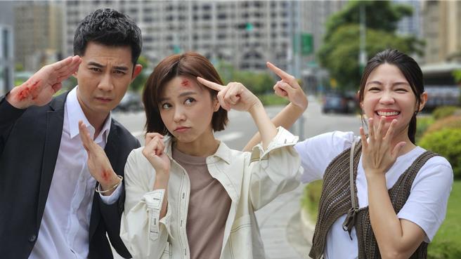 曾子益、王瞳、曾智希拍完車禍戲後搞笑合影。（民視提供）