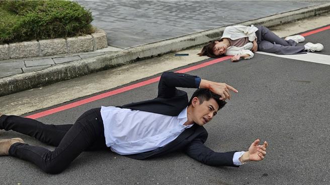 《愛的榮耀》車禍戲曾子益、王瞳倒地，搞笑要曾智希救援。（民視提供）