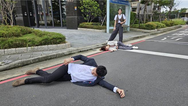 《愛的榮耀》拍車禍戲，曾子益、王瞳一起拍逗趣照。（民視提供）