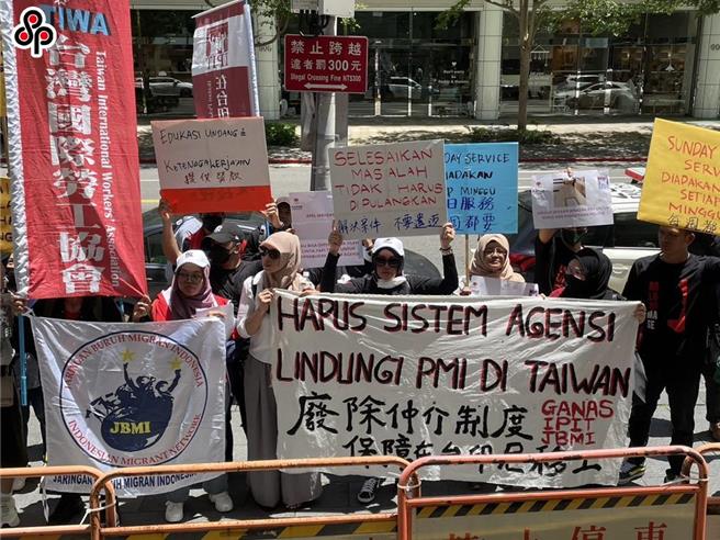 包括NIKE、Adidas等50個品牌商近日透過公平勞工協會（FLA）公開呼籲，應在聘用移工時，確保責任聘僱。（報系資料照）