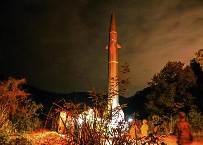 圖為大陸火箭軍某部豎起飛彈。（摘自新華社）