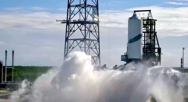 藍色起源的新格倫火箭第2級完成熱火測試。(圖/Blue Origin)