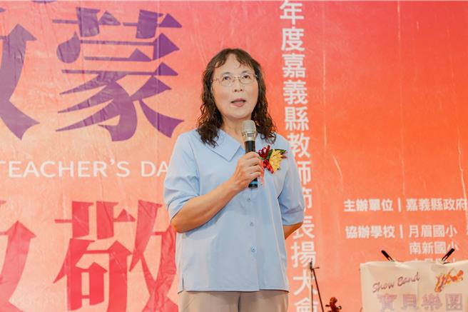 黄明真是跨性别教师，2009年完成变性手术，今表扬大会上，黄明真除感谢许多人，也为跨性别的老师加油。（嘉义县政府提供／吕妍庭嘉义传真）