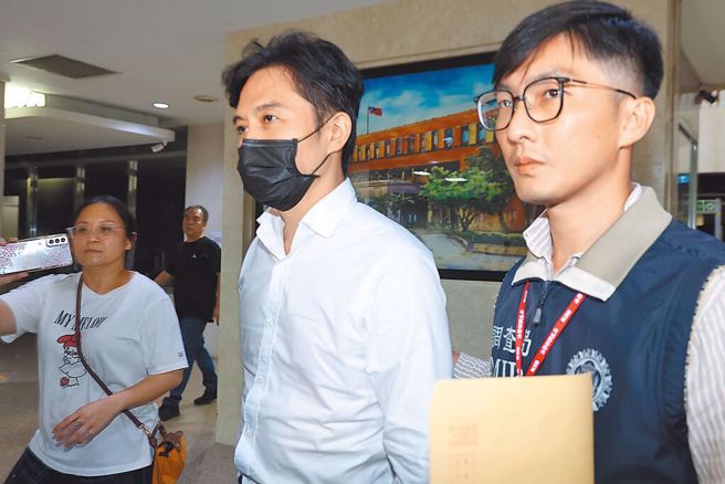 进口鸡蛋不法案，亮采负责人王朝辉（中）讯后以被告身分移送北检复讯。（中时资料照，邓博仁摄）