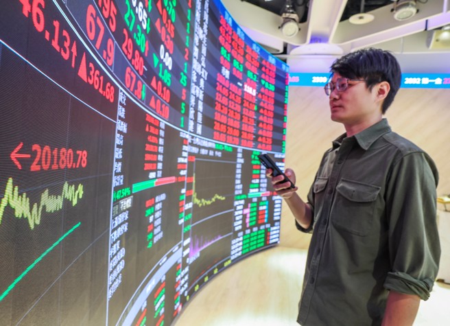 美股四大主要指数25日开盘涨多于跌，台指期夜盘震盪走高218点，台积电期货夜盘最高衝至1,015元。(示意图/资料照片)