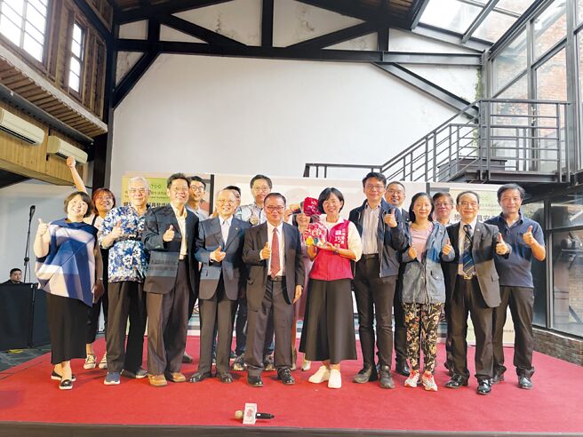 TCC董事长黄献平（第一排左五）、立委苏巧慧（第一排左六）与会贵宾代表合影。图／李水莲