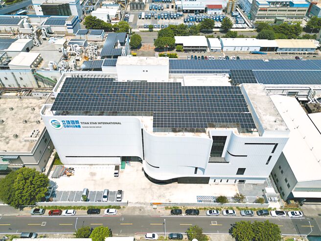 立捷國際AI智慧工廠，新建廠房屋頂設置太陽能發電系統及生態綠化停車場。圖／中保科提供