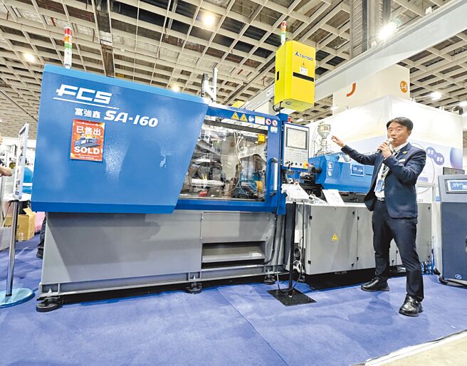 富强鑫集团执行长王俊贤表示，今年营运逐季成长，订单能见度看到明年1月，24日参加台北国际塑橡胶工业展，展出全电式塑胶射出成型机等机台，参展首日销售开红盘。图／沈美幸