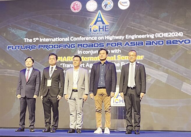 远拓泰执行长陈声铿（左一）、泰国高公局、城际高速公路处、朱拉隆功大学及泰国ITS协会等泰国交通界代表，于「Smart Mobility」专题研讨会合影。图／远拓泰提供