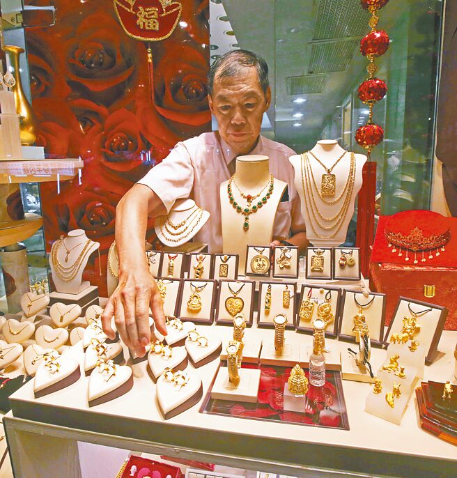 金价屡创歷史新高，很多消费者不敢买进。图为银楼业者整理金饰。示意照，非新闻事件当事人。（赵双杰摄）