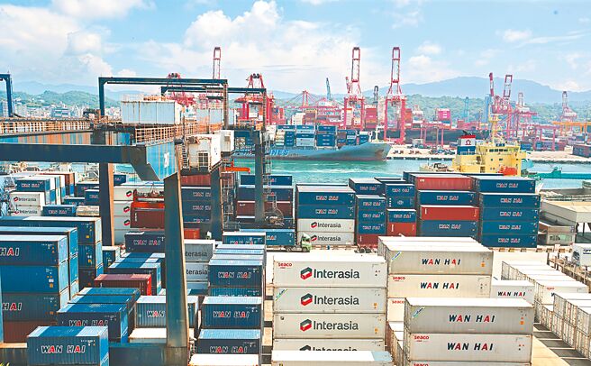 经济部统计处24日公布8月外销订单，金额达502.2亿美元，年增9.1％，连6个月正成长。图为基隆港码头。（本报资料照片）