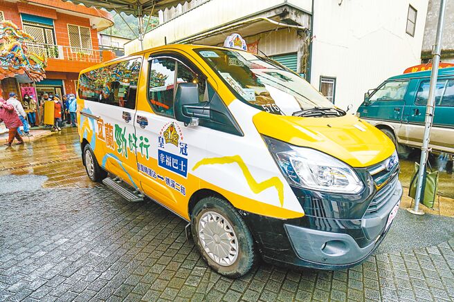 宜兰县政府推动「小黄公车」，利用计程车机动性高的优势深入巷弄，罗东镇公所24日向县府建议扩大服务范围。图为宜兰县「黄1」路线的小黄公车。（本报资料照片）