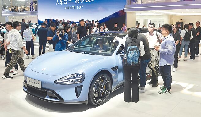 小米电动车SU7热销，引发传统车厂高度关注。（图／中新社）