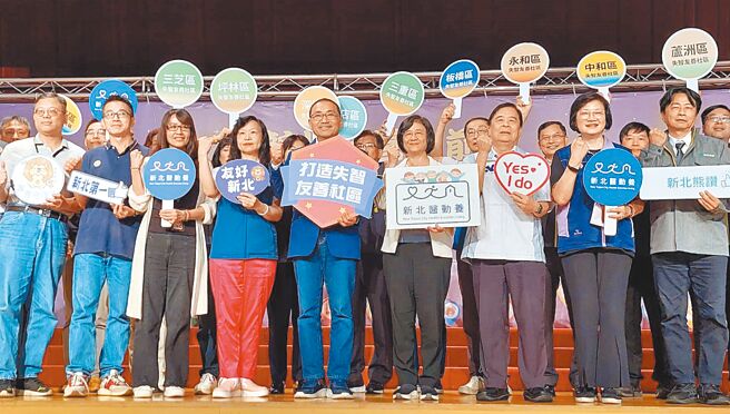 新北市長侯友宜（中）24日出席衛生局舉辦的「3000失智守護站全國第一」記者會，宣布新北設立3000處失智守護站，全面推動「失智友善城市」計畫。（陳慰慈攝）