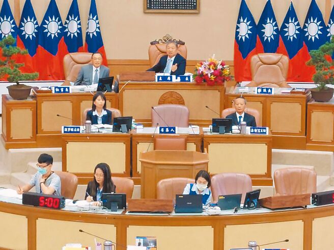新北市议会24日举行预备会议，绿营提动议要求25日市长将施政报告质询时间140分钟，能延长半小时到1小时，议长蒋根煌最后拍板质询时间多15分钟。（陈慰慈摄）